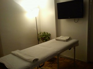 Fermin.- Gay, travestis, prostitutas en Vi&ntilde;a del Mar |  Pieza para escort, hombre discreto.-12 mil diario.-89424312 vi&ntilde;a.-, Habitacion con camilla, cama tv, ducha agua caliente.-